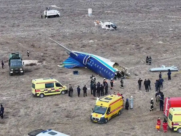 Un avión se estrelló en Kazajistán y murieron, al menos, 39 personas: la tragedia quedó grabada en video