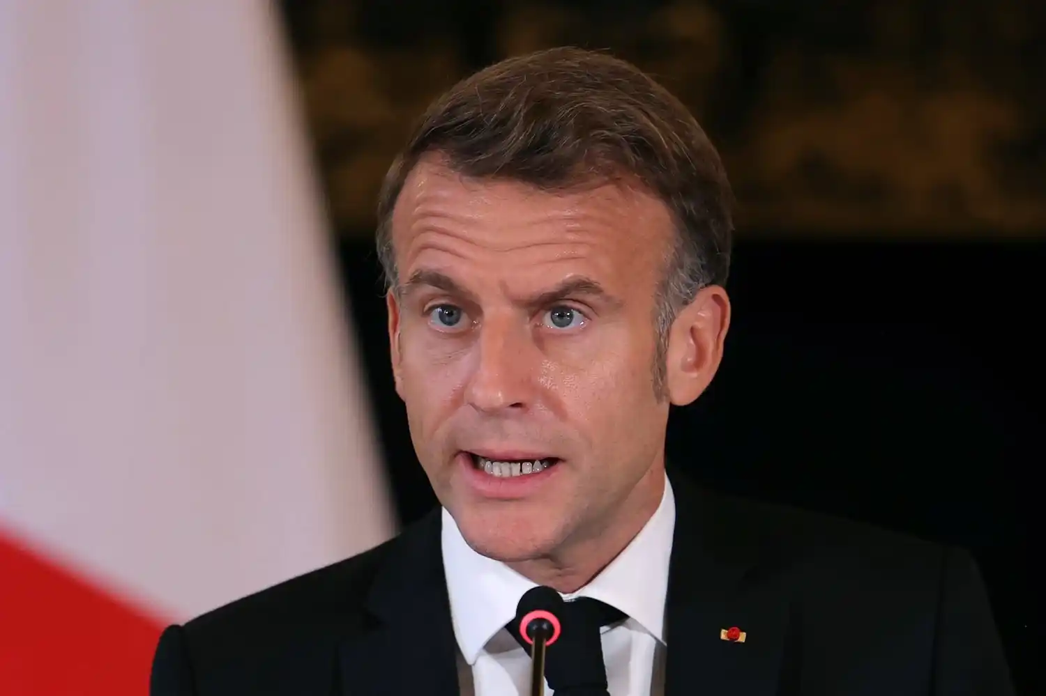 Macrón busca prohibir los celulares en escuelas y las redes sociales a menores de 15 años