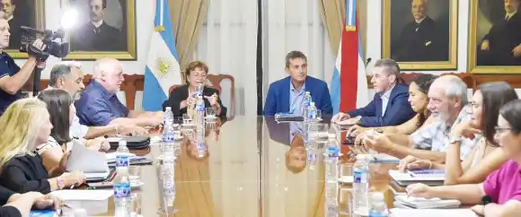 El gobierno provincial acordó con los gremios estatales aumentos por encima de la inflación