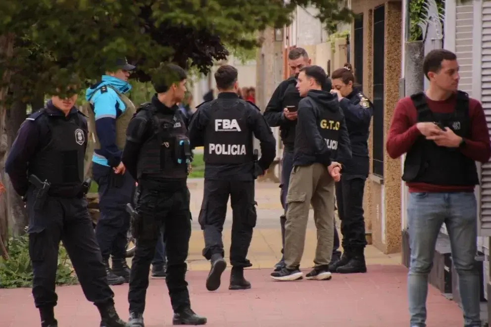 La mujer consiguió salir de la casa y resguardarse en la vivienda de un vecino.