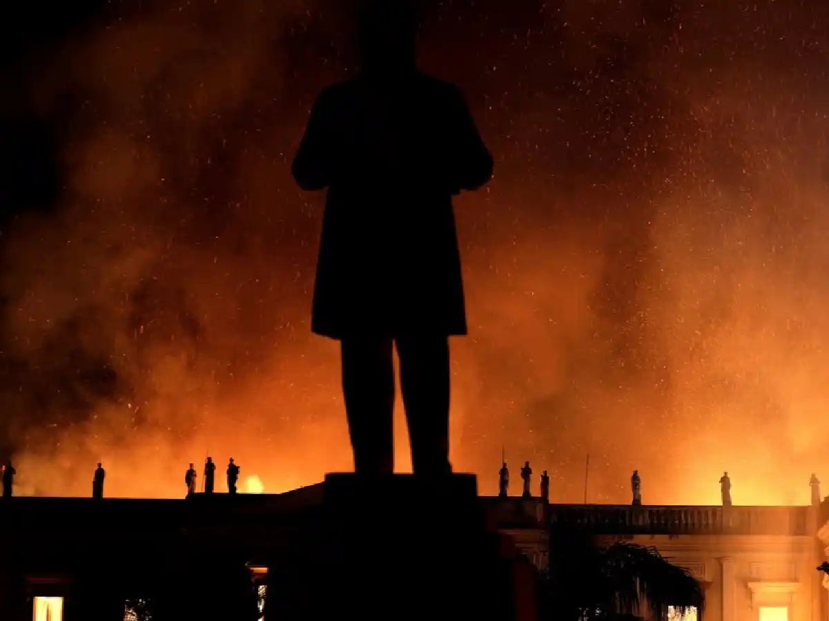 Un gran incendio devora el Museo Nacional de Brasil