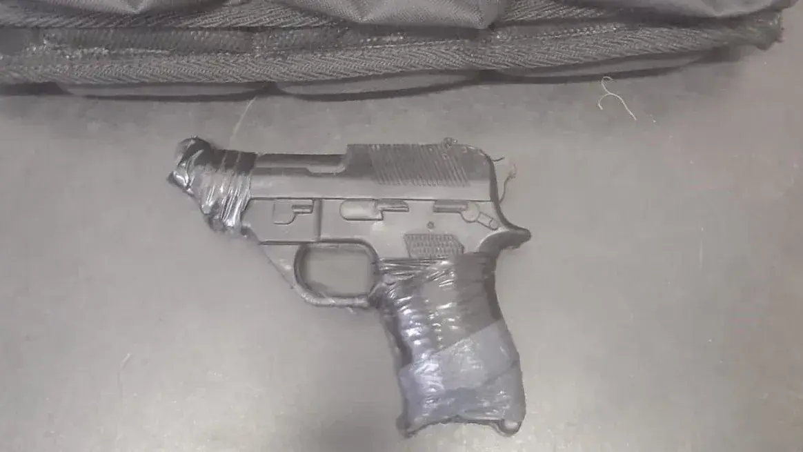 Detuvieron a un hombre en Santa Fe por amenazar de muerte a un joven con una réplica de arma de fuego en la vía pública