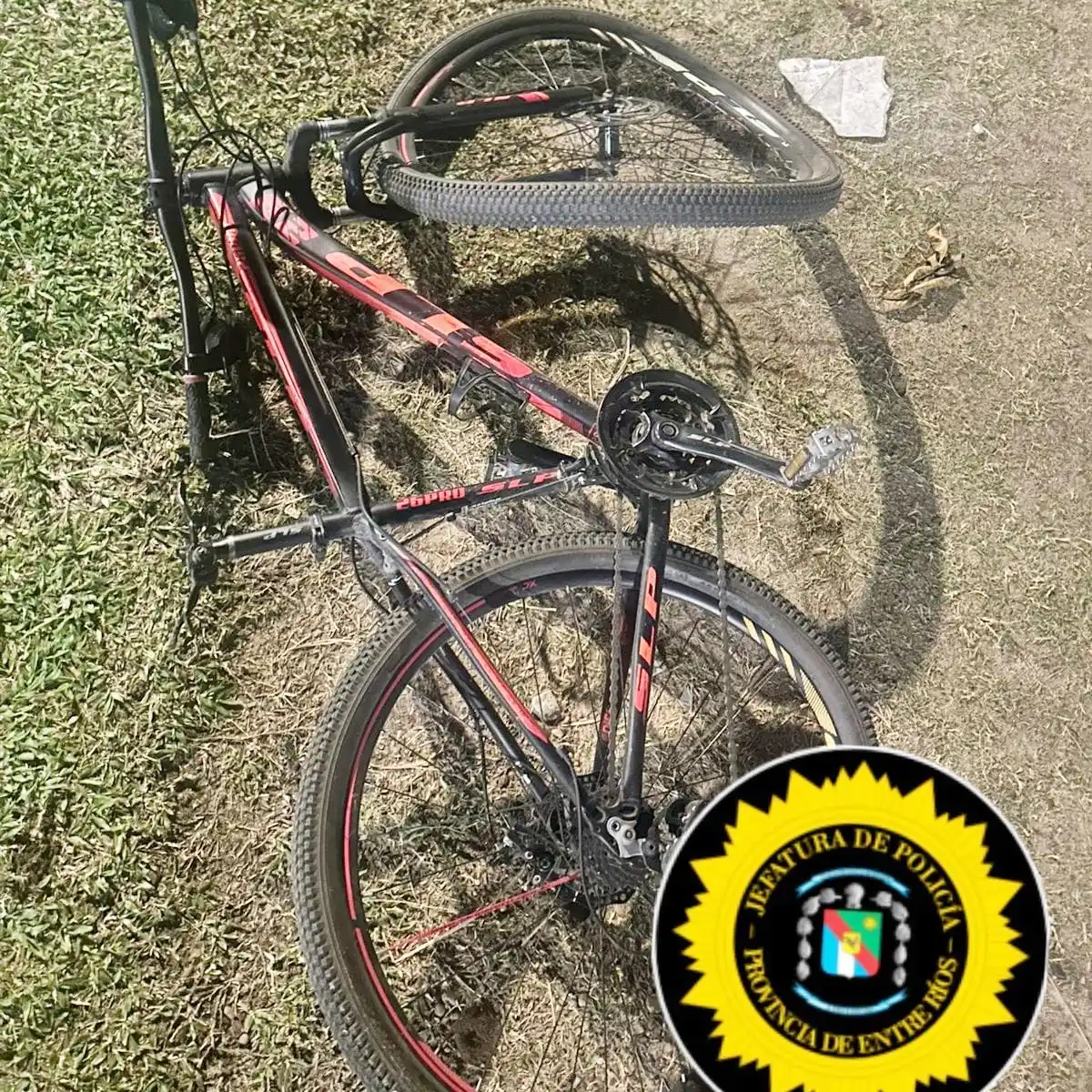 Choque entre una moto y una bicicleta dejó dos jóvenes heridos