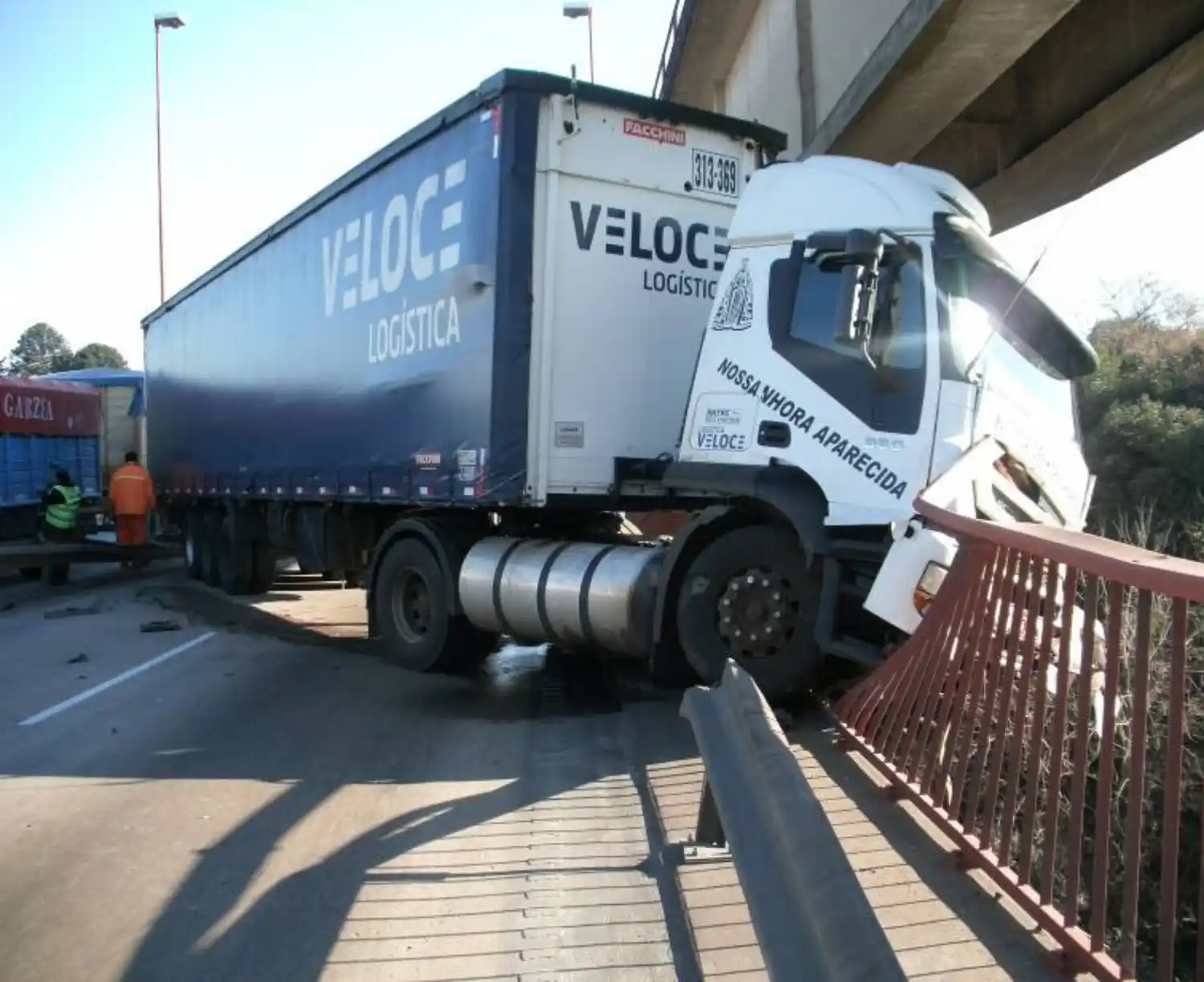 Un camión quedó colgado del puente Zárate-Brazo Largo
