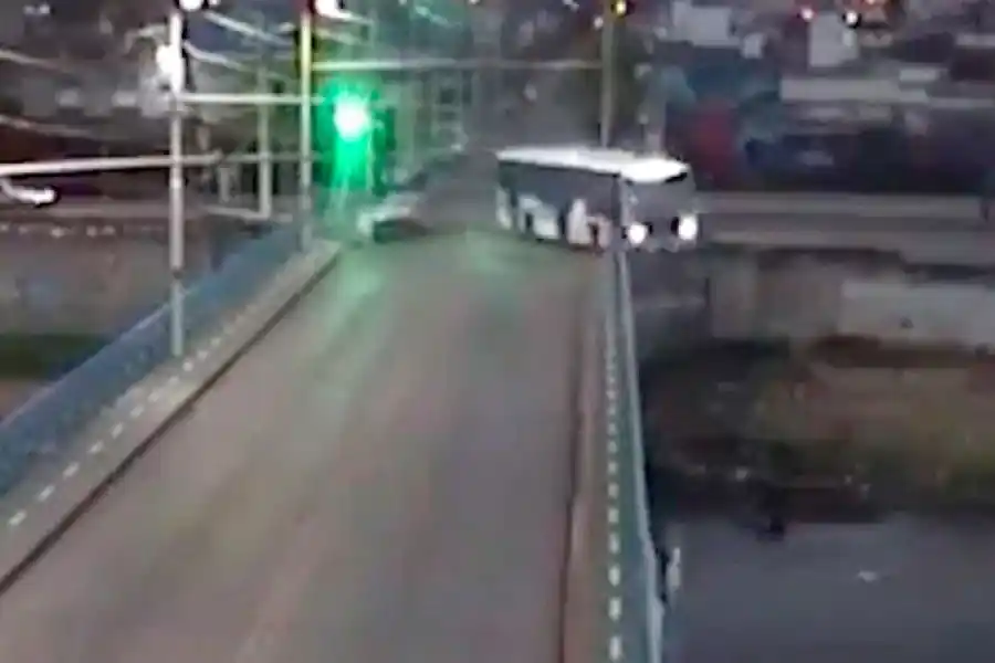 "Pensé que me moría" el crudo testimonio de un pasajero que iba en el colectivo que cayó del puente