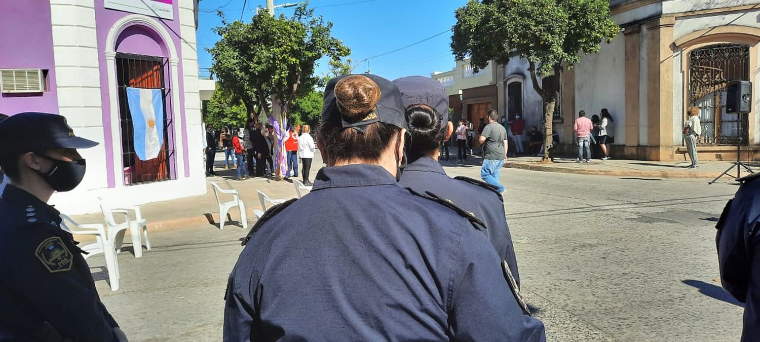 Tras la excarcelación del policía acusado de violencia de género, Fiscalía advirtió que “está constatado” que le pegó a su pareja