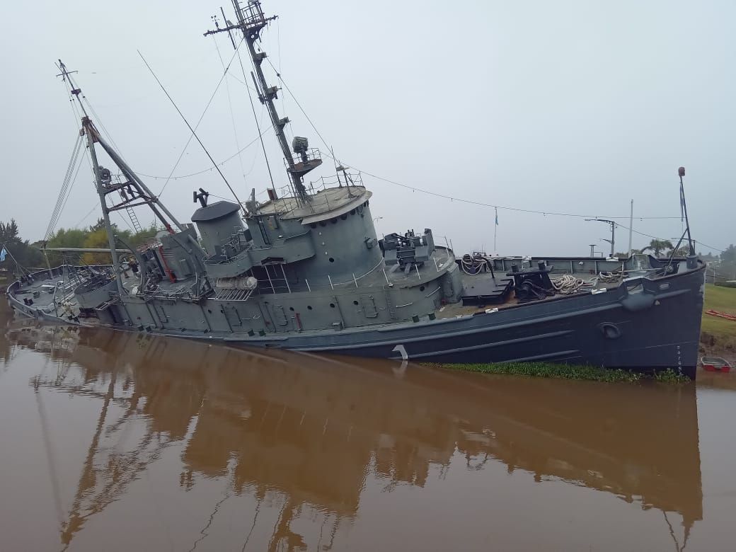 Buque Museo escorado: hay agua en cubierta y trabajan para controlar el riesgo de hundimiento