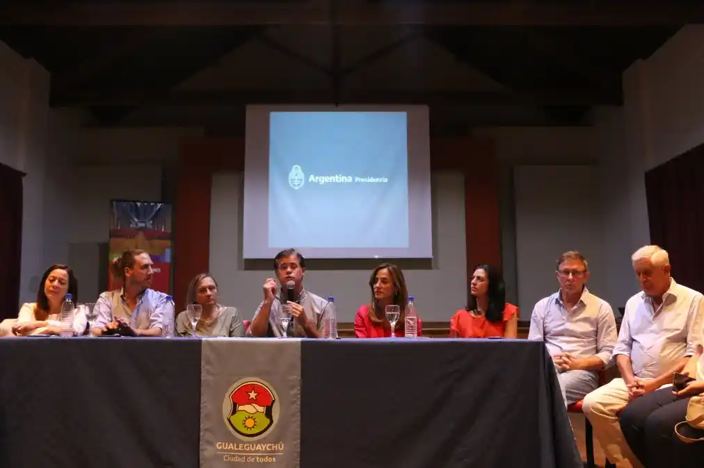 Presentación. Mariana Farfán, Martín Roberto Piaggio, Marisa Paira, Esteban Martín Piaggio, Victoria Tolosa Paz, Delfina Herlax, Juan José Bahillo y Jorge Maradey