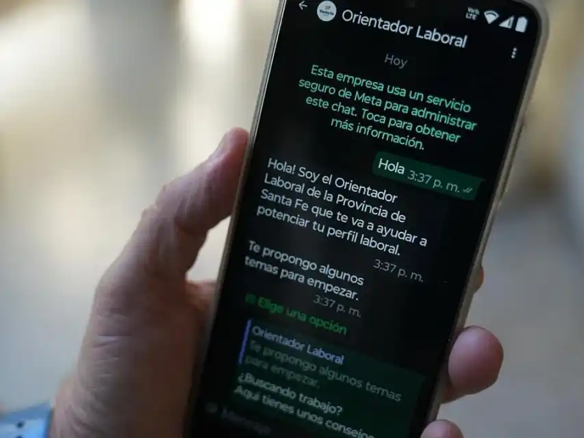 La App funciona mediante la aplicación de mensajería instantánea WhatsApp.