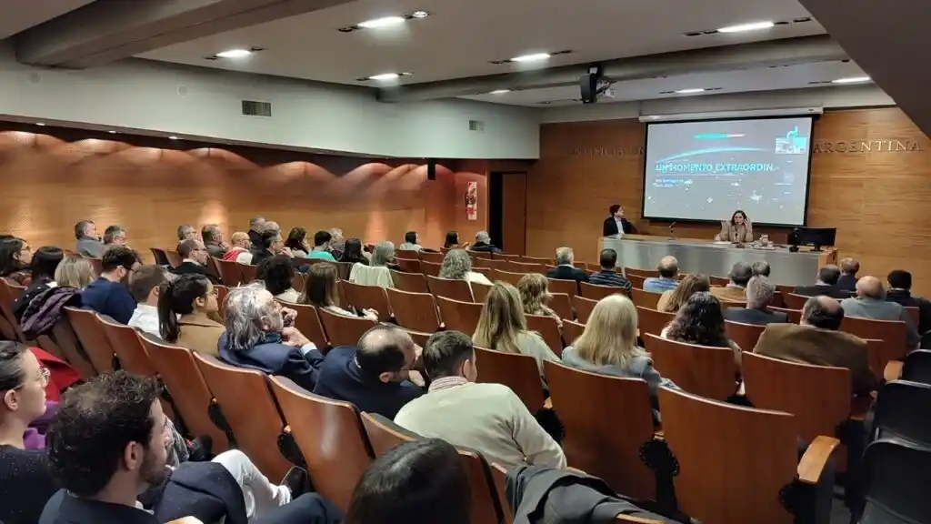 Ana Iparraguirre disertó en Paraná: Análisis de la presidencia de Javier Milei