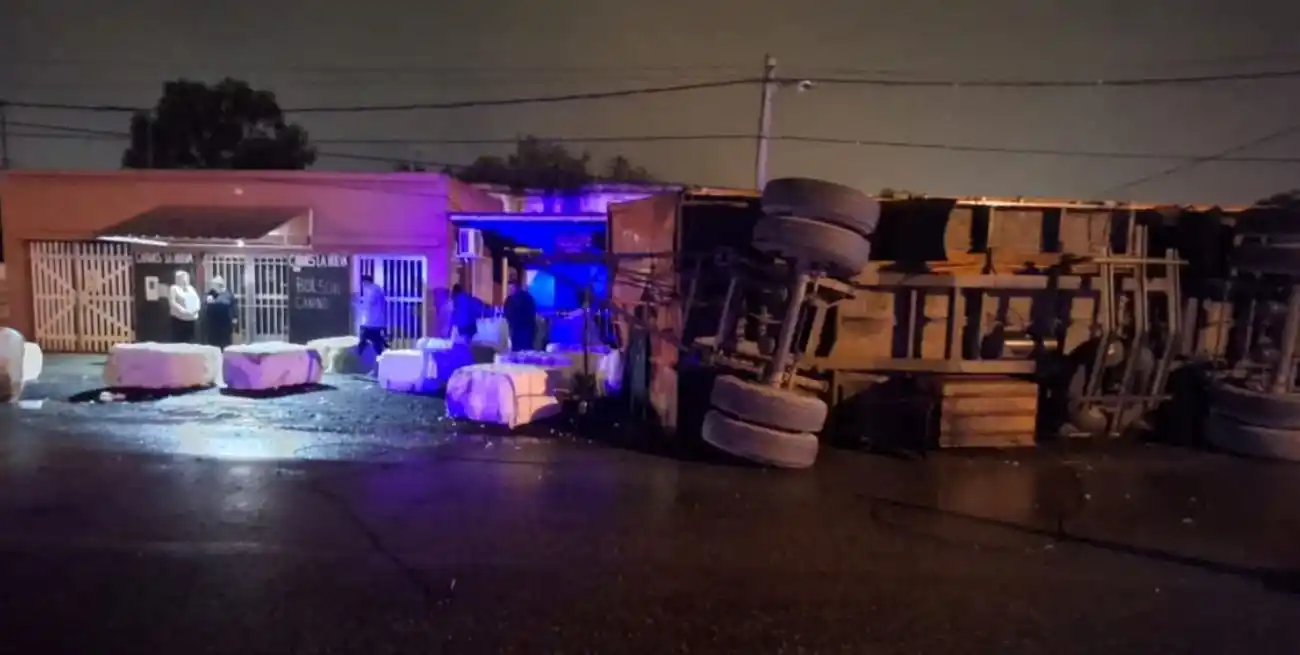 Un camión volcó en RN11, derribó cables y provocó el derrape de una motociclista
