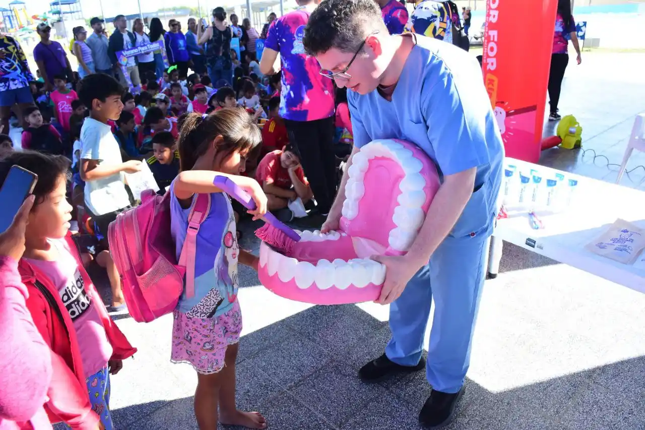 Entrega gratuita de kits odontológicos en las colonias de vacaciones