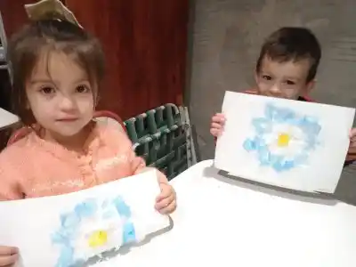 Los Jardineritos realizaron escarapelas recicladas