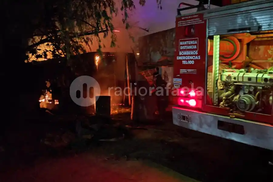 Susto: casi se incendia una casa luego de prenderse fuego un contenedor que estaba al lado