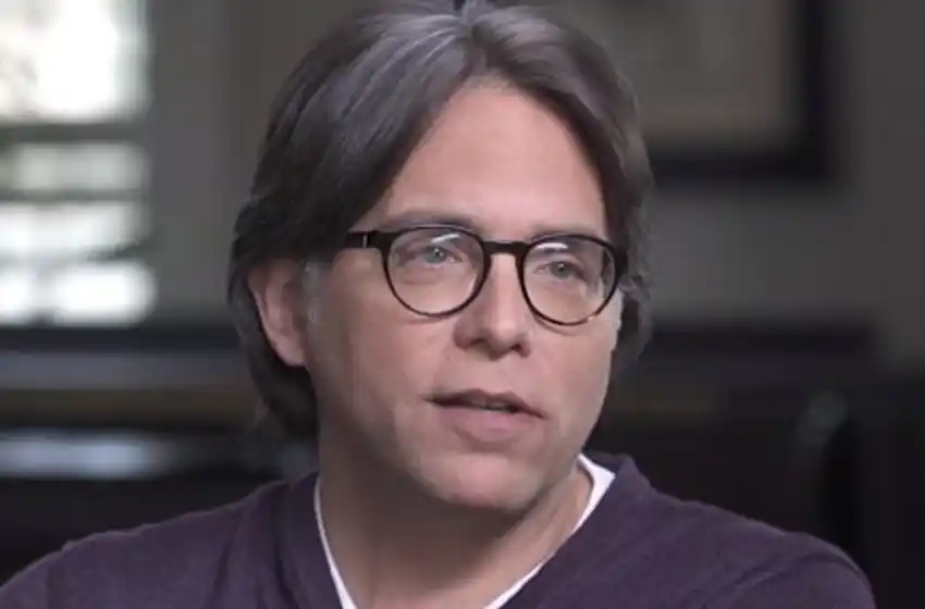 Detuverion al «Gurú» de autoayuda que marcaba con fuego la piel de esclavas sexuales