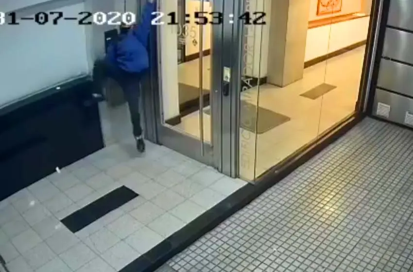 Video: trepó como el Hombre Araña para robarse una lámpara de un edificio céntrico