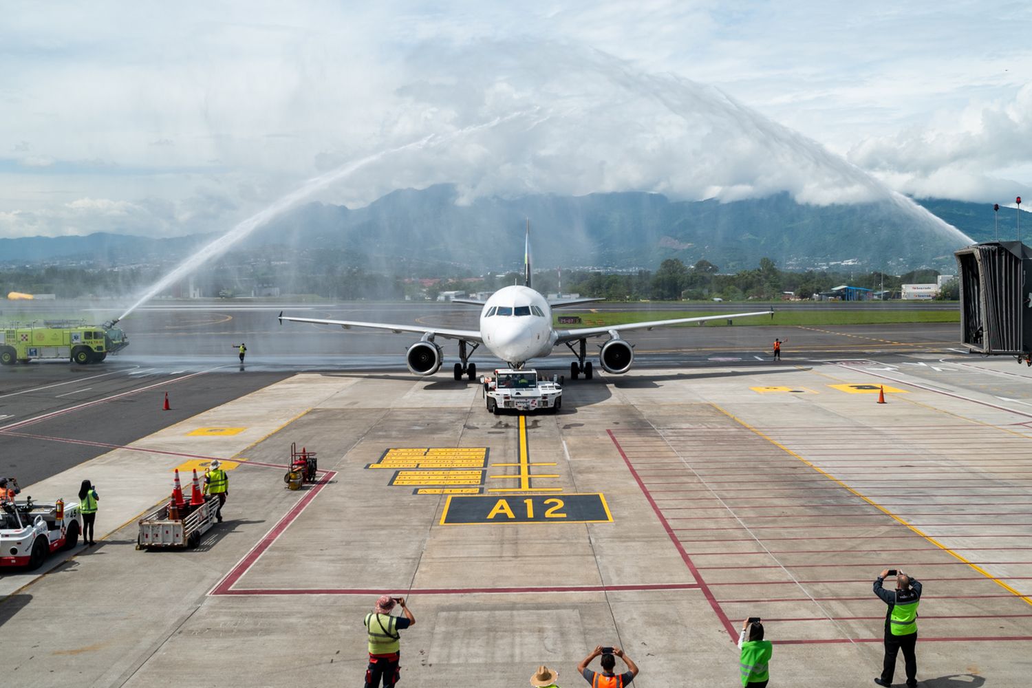 Volaris Costa Rica inauguró sus vuelos a Colombia