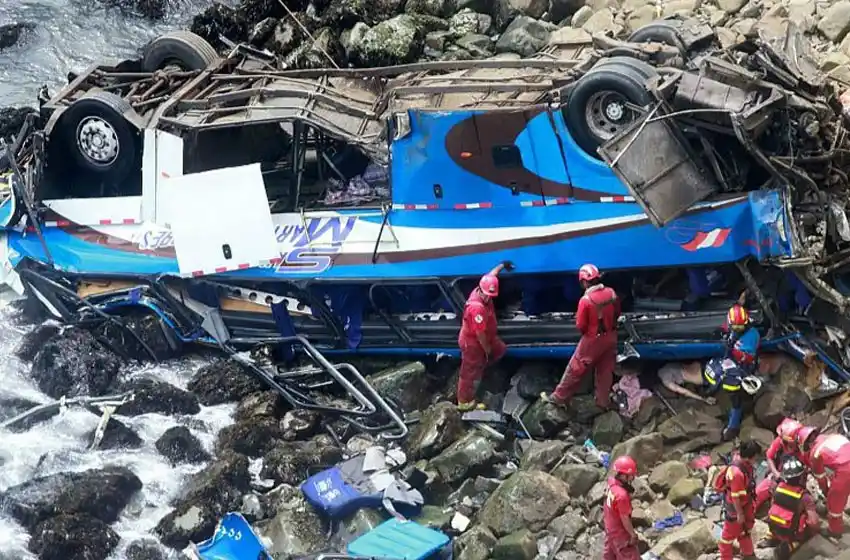 48 muertos tras caer un colectivo en un acantilado