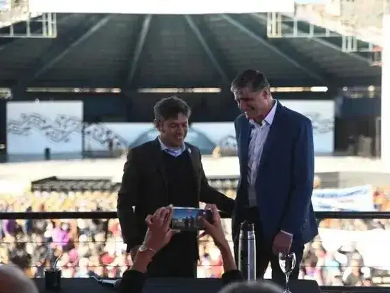 Axel Kicillof junto al intendente de Cosquín durante una actividad oficial en Córdoba, donde reforzó su agenda federal.