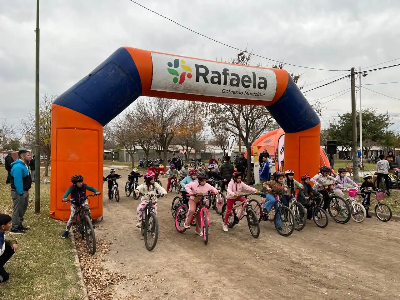 Más de 50 chicos y chicas participaron de Ciclismo en los Barrios en el Mora