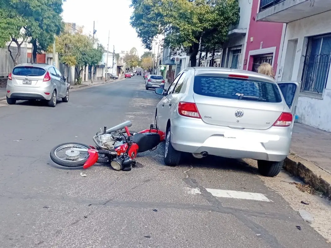 Un motociclista fue hospitalizado luego de colisionar contra un automóvil