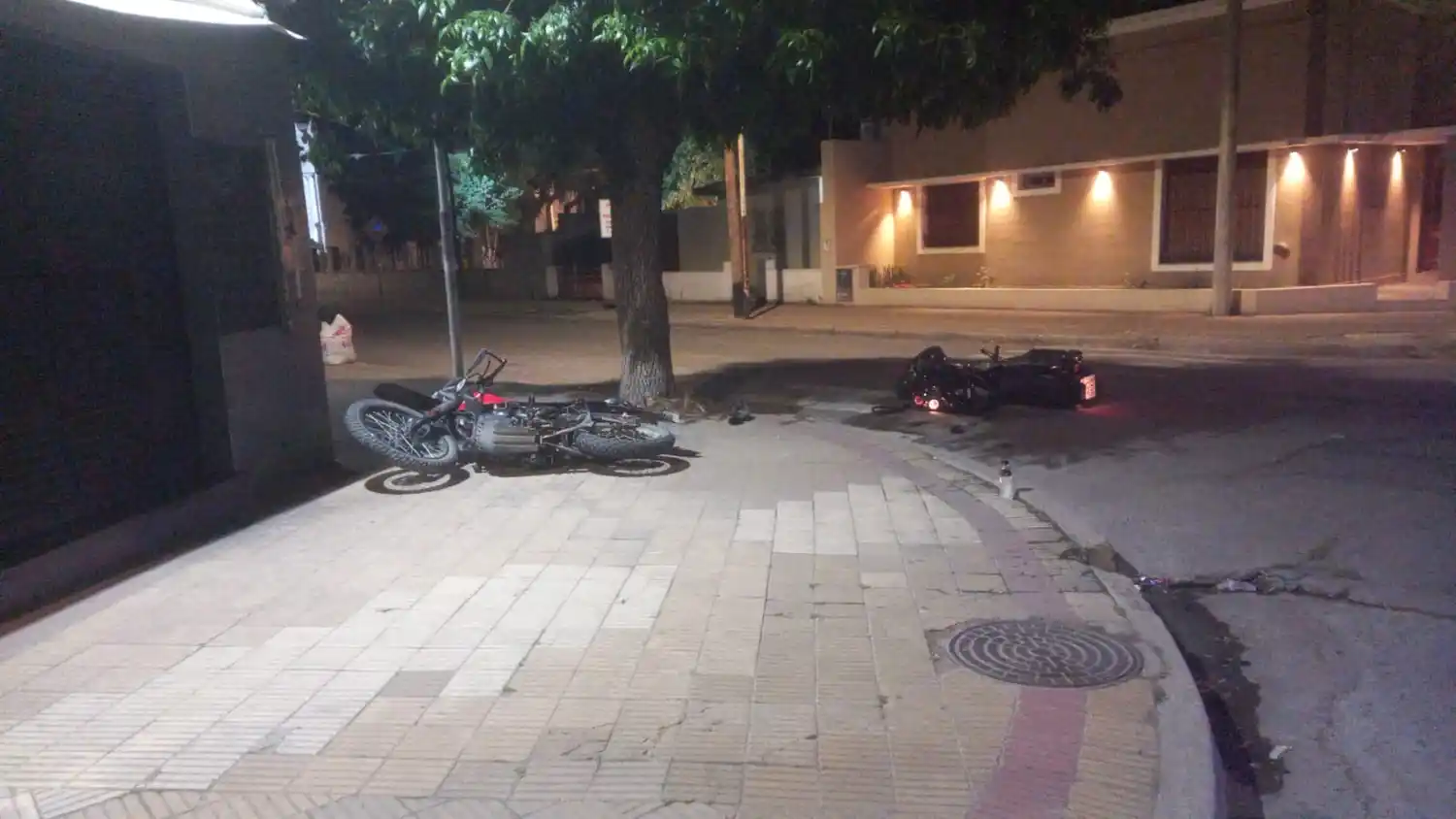 Dos motociclistas colisionaron en Sáenz Peña y Pasteur.