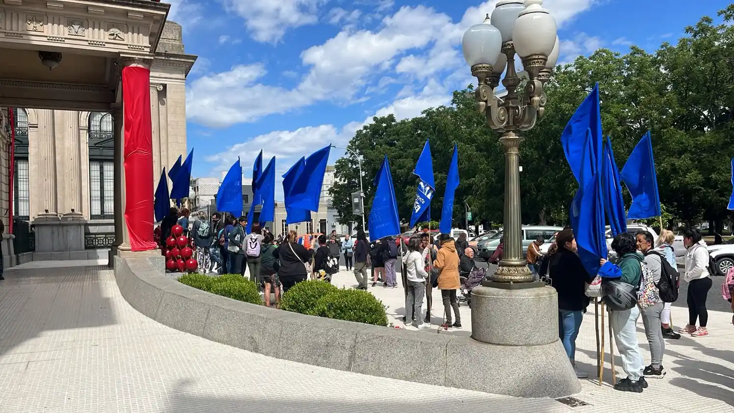 A partir de las 9 30, autoconvocados e integrantes del Sindicato de Trabajadores Municipales y el Movimiento Evita llevaron a cabo la numerosa movilización.