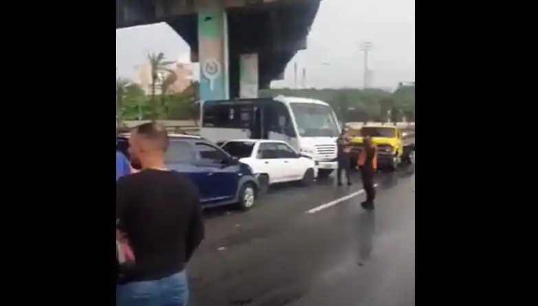 ¡CHOQUE MASIVO! 10 vehículos colisionados en la autopista Francisco Fajardo (+VIDEO)