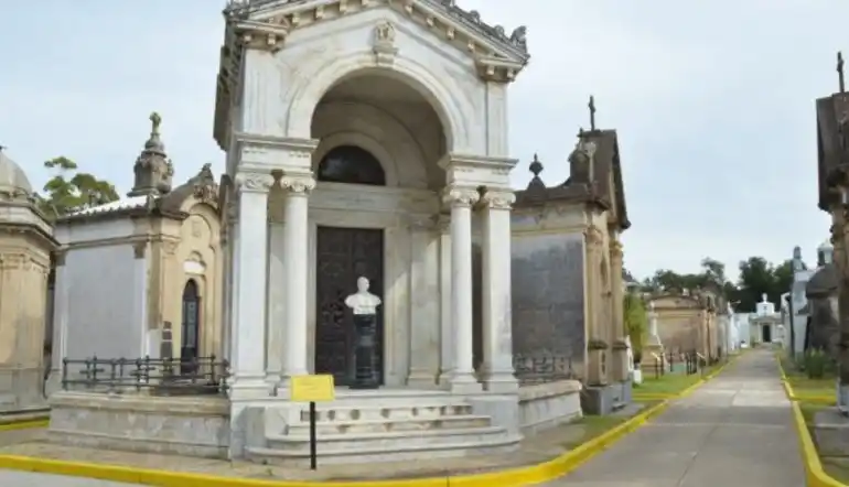 Iniciaron un sumario a municipales acusados de robar flores de un nicho