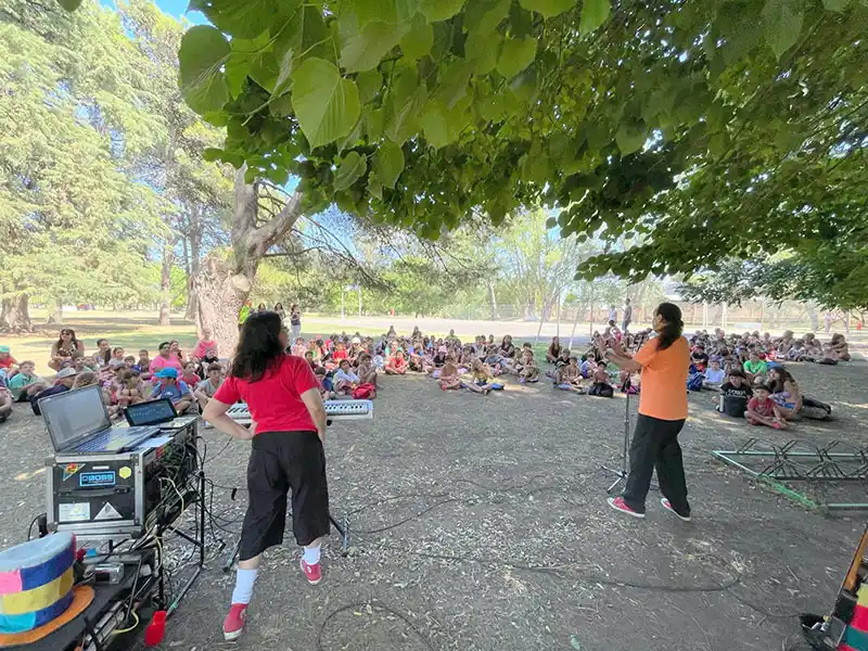 Desolangeles se presentó en el ciclo Escuelas abiertas