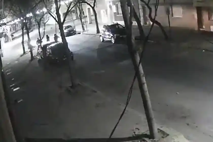 Video: un hombre evitó que un grupo de delincuentes le robe su moto en macrocentro