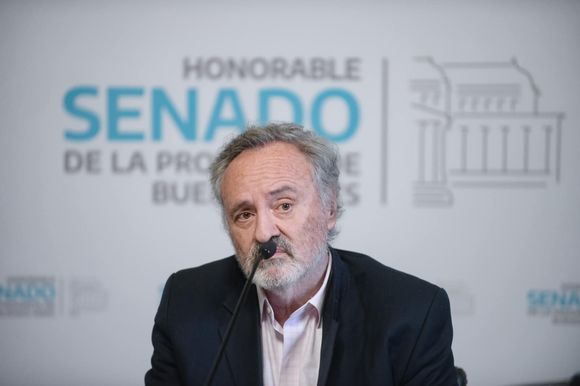 Senador De la Torre criticó las "políticas de control de natalidad": "Buscaron destruir a las familias y a nuestro país"