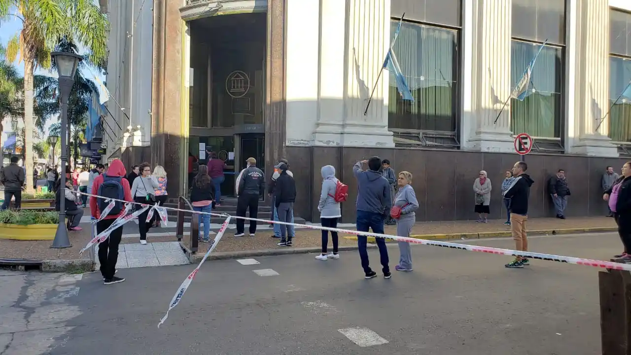 Las cuadrillas municipales intentan evitar el desborde de gente en el centro
