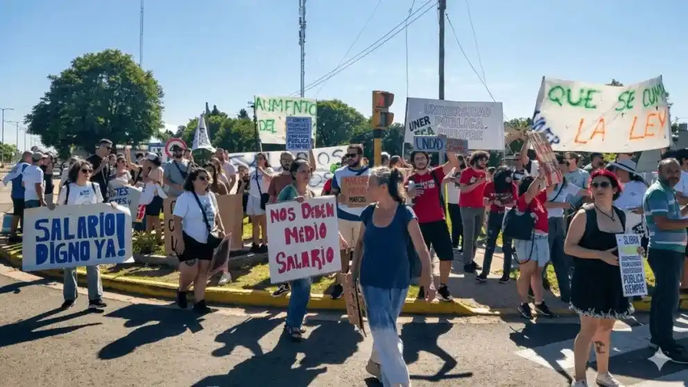 Estudiantes, docentes y no docentes universitarios de Entre Ríos marcharon exigiendo mejores salarios