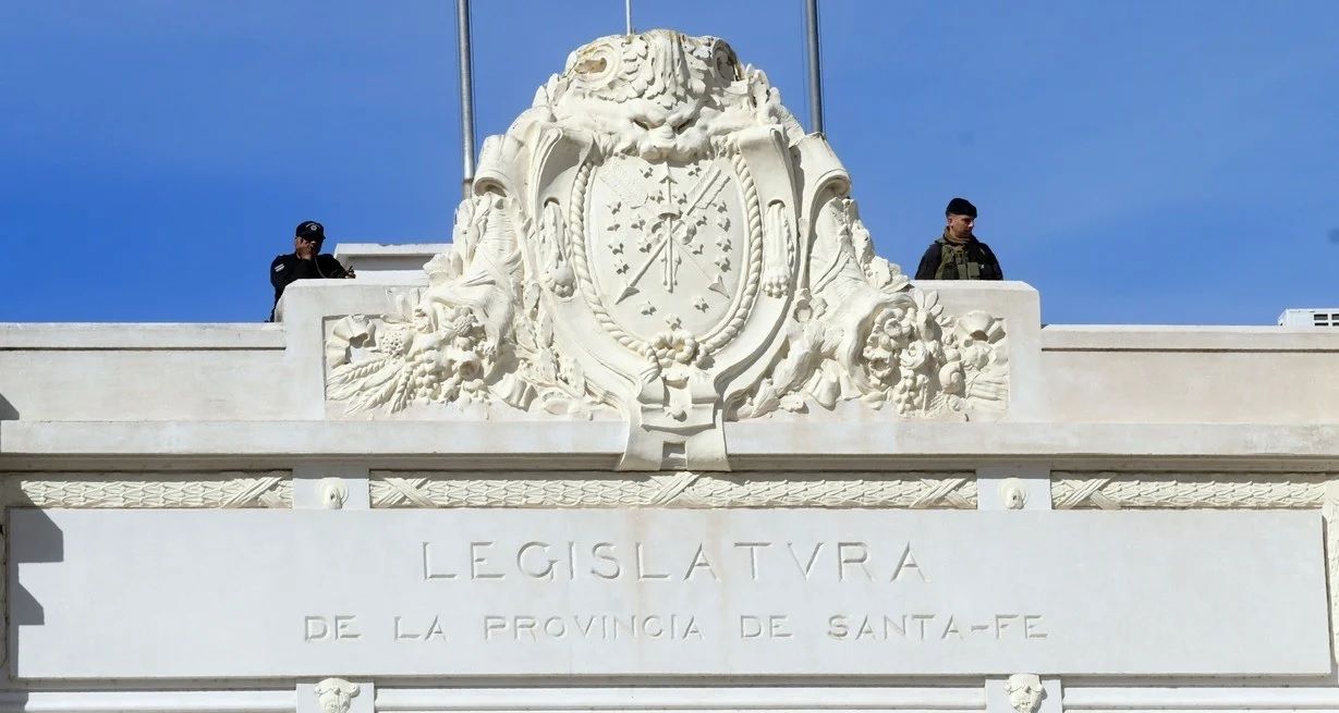 El día que se trató la ley de reforma previsional, las autoridades desistieron de colocar vallas frontales y apostar una línea de infantería con bastones y balas de goma. Foto: Guillermo Di Salvatore