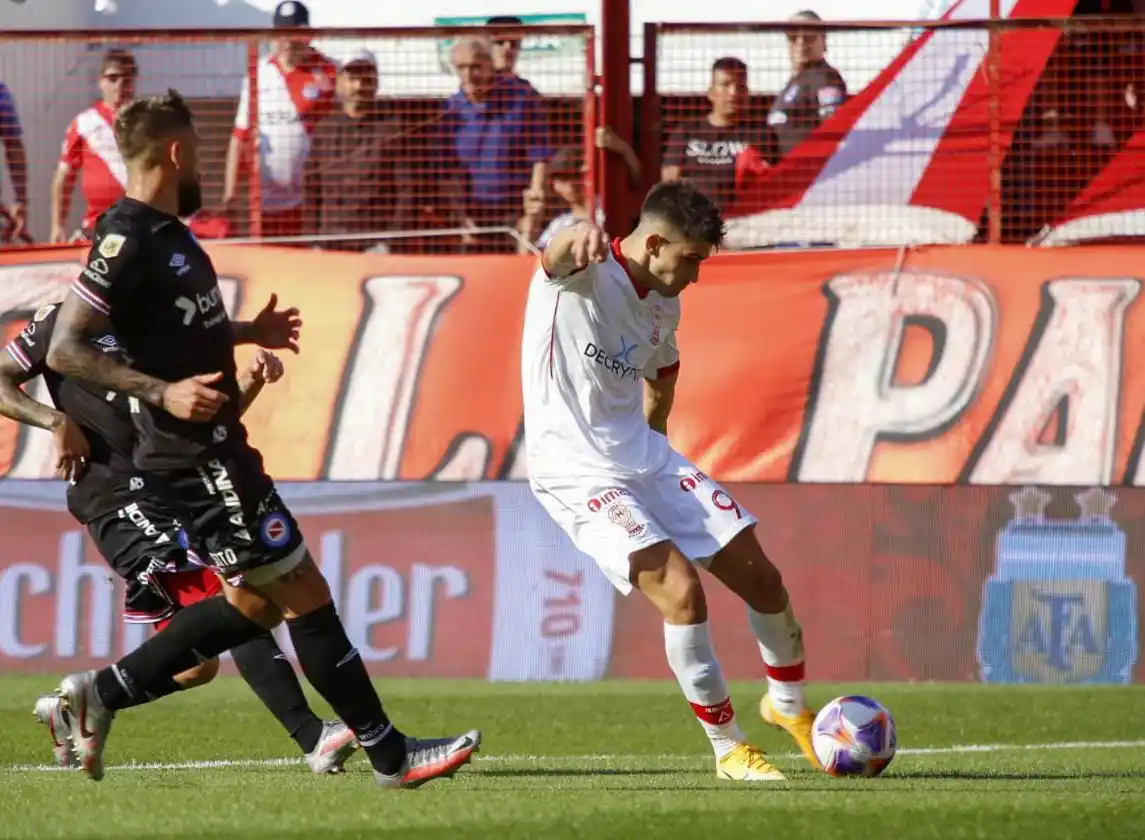 Cordero prepara el zurdazo ante Torrén.