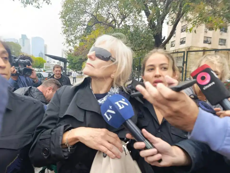 Las dos jubiladas que le prestaron dólares a Adorni declaran en Comodoro Py.