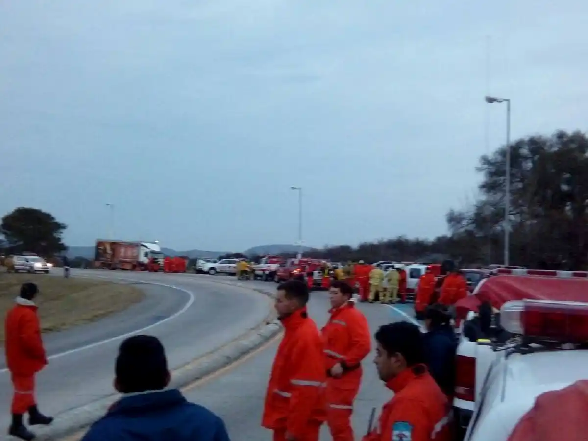 El fuego no da tregua: corte en autopista Córdoba-Carlos Paz