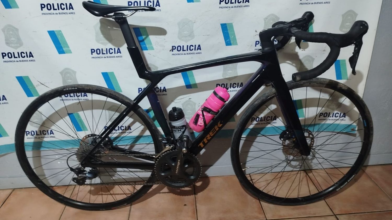 Los delincuentes abandonaron la bicicleta cerca de la Comisaría 12da ante la fuerte presión policial.