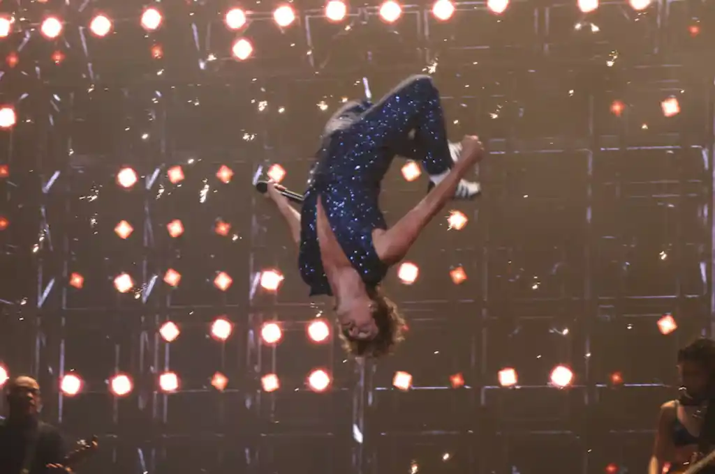 El cantautor estadounidense se apoderó del escenario y sorprendió a todos.