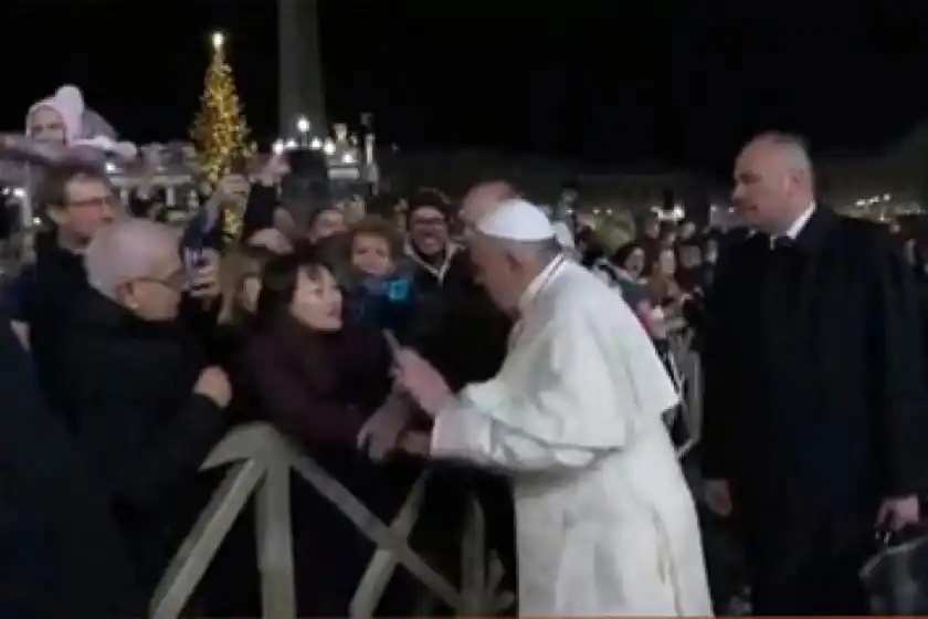 El papa Francisco pidió perdón por golpear en la mano a un feligresa en plena Plaza San Pedro