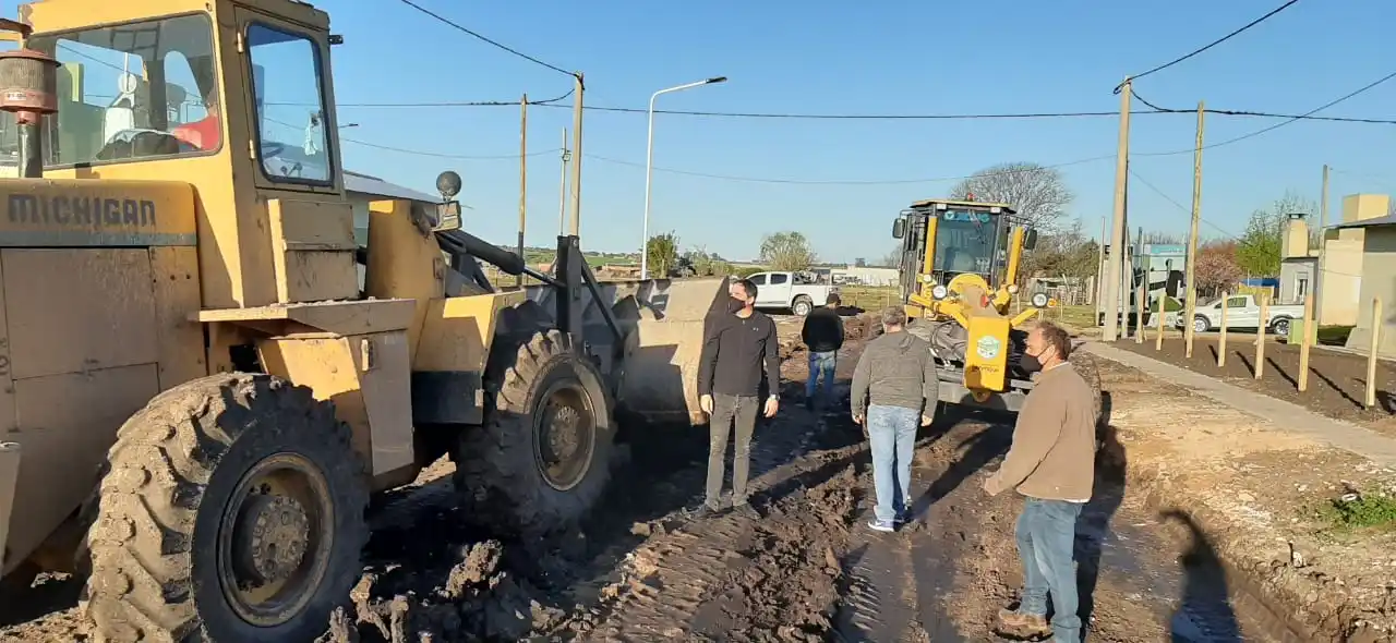 Larroque: el intendente Hassell recorrió las obras del Barrio 15 Viviendas