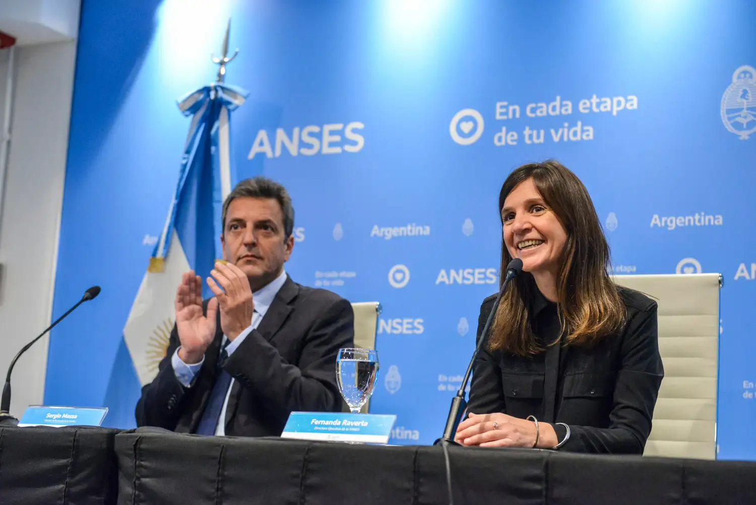 Fernanda Raverta y Sergio Massa anunciando nuevos créditos de hasta 400 mil pesos para jubilados y pensionados.