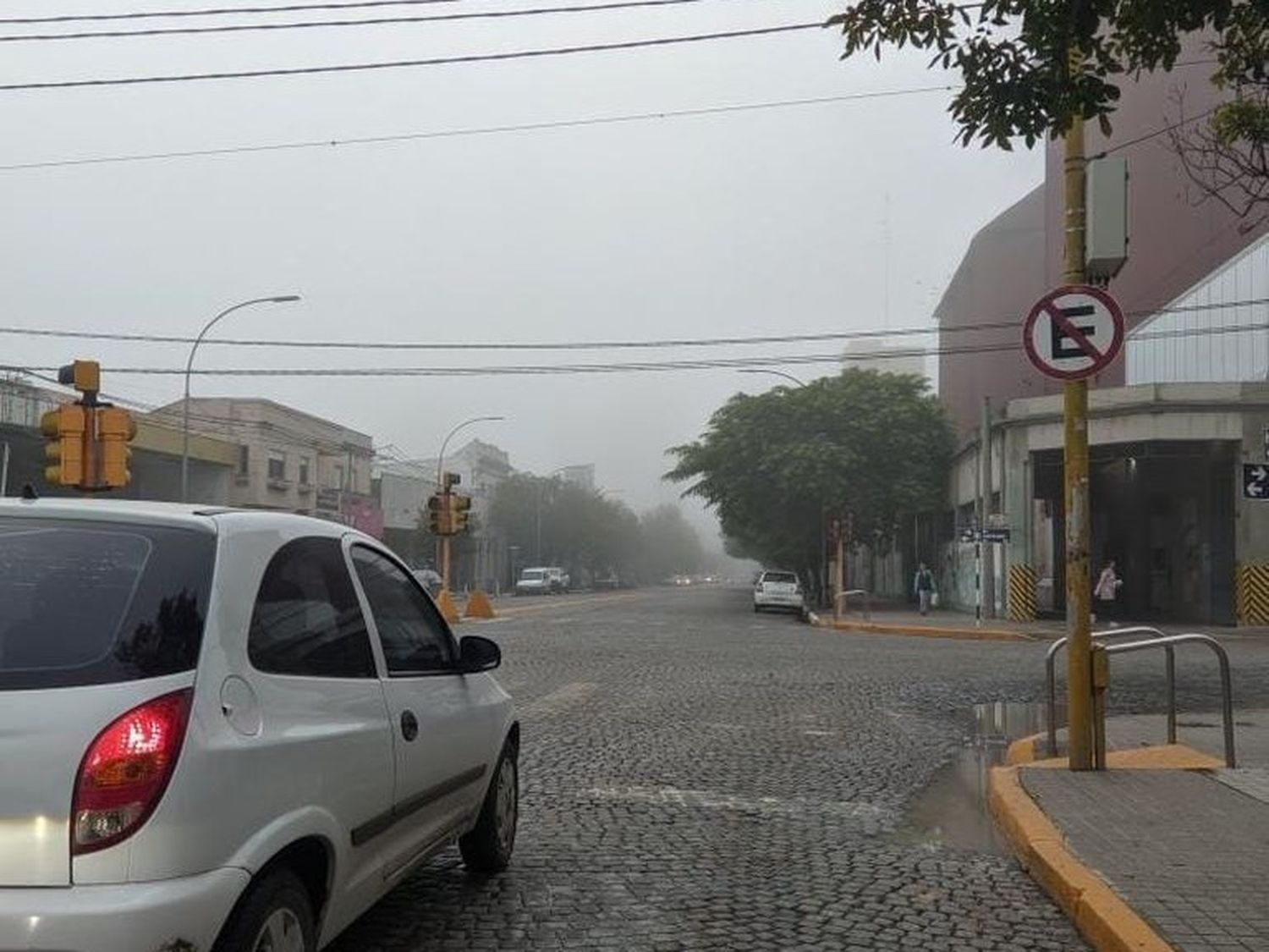 La neblina cubrió la ciudad en las primeras horas del día.