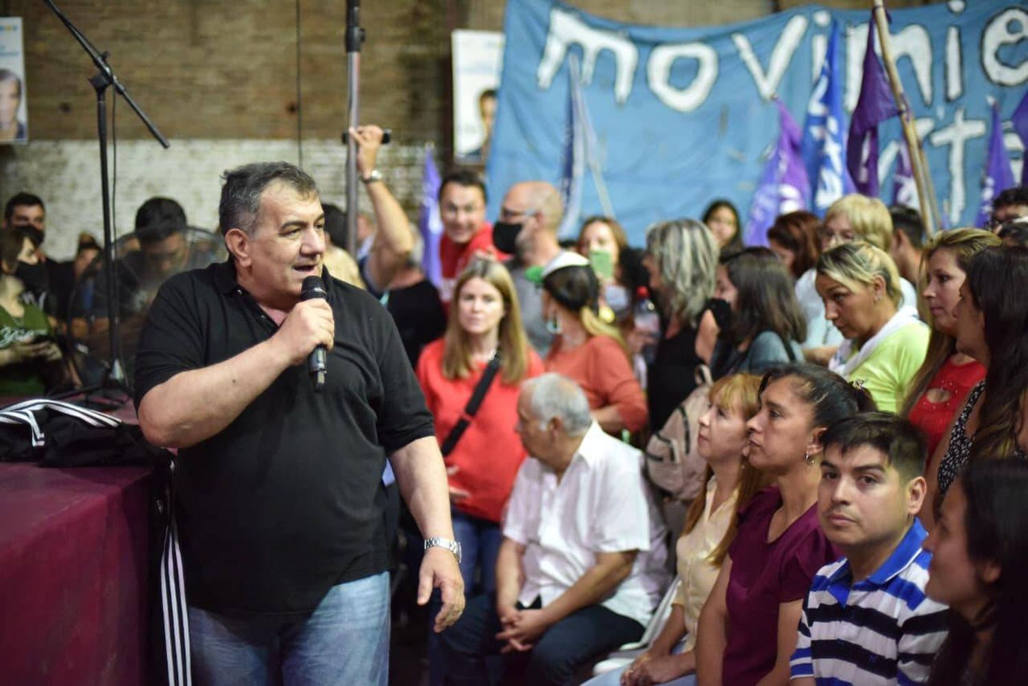 Cáceres: �SFrigerio utiliza una escuela para su cierre de campaña y trae colectivos de otras provincias para rellenar su acto⬝