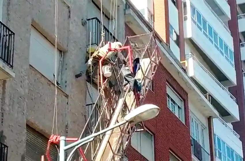 Caída del andamio: "Fue una falla mecánica", dijeron los obreros