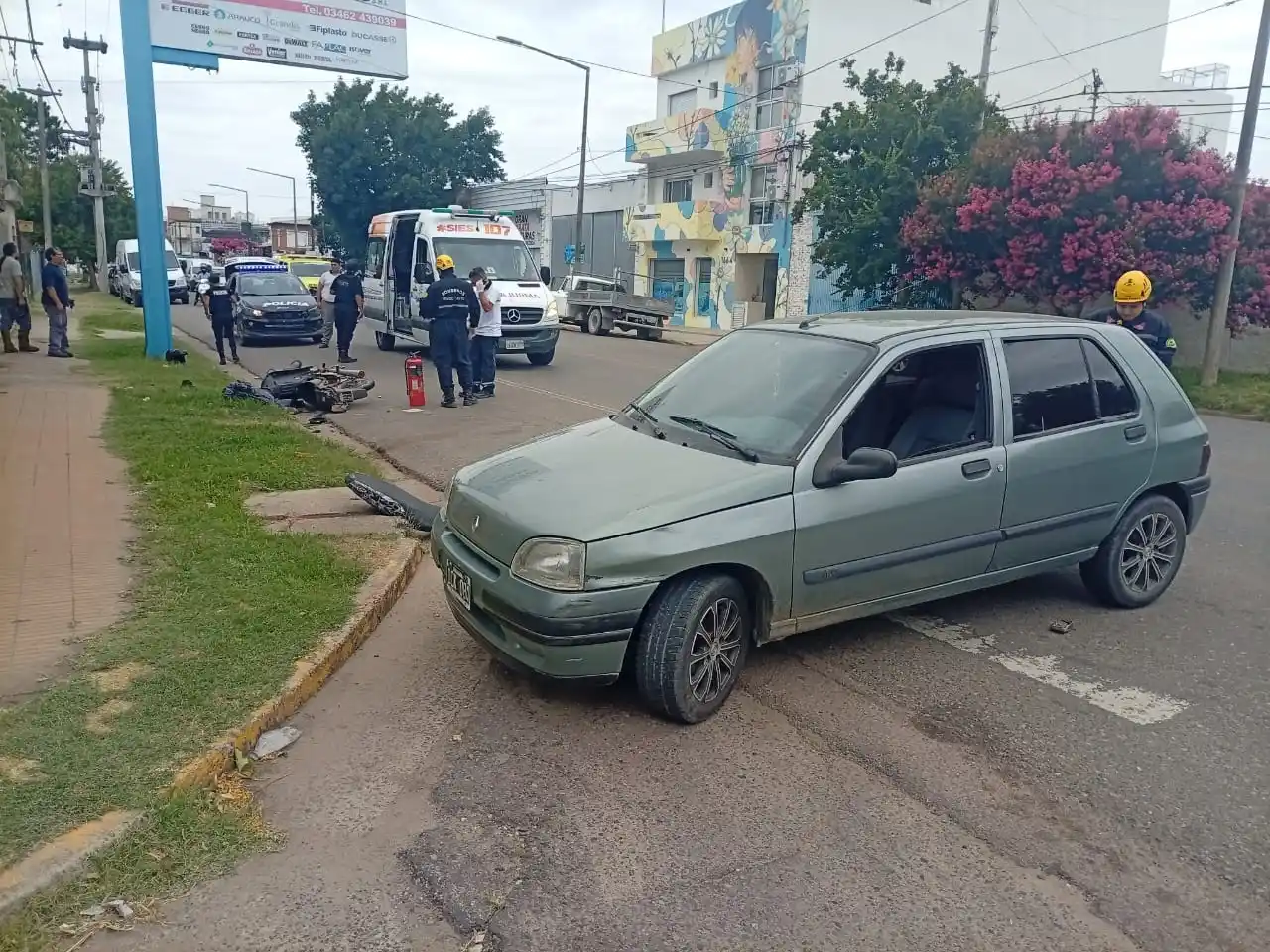 Bomberos y médicos del 107 atendieron al motociclista herido.