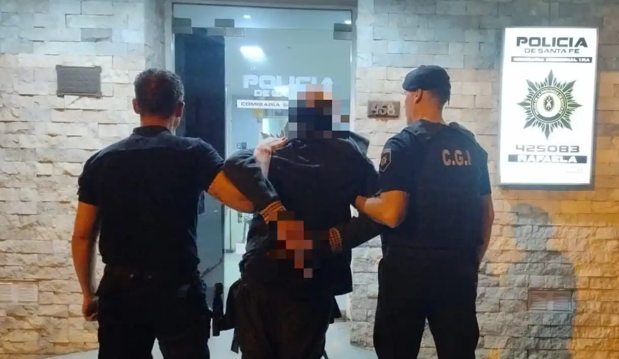 Sorprendieron a un joven sobre los techos en Mitre y Tucumán con trozos de marihuana - 2