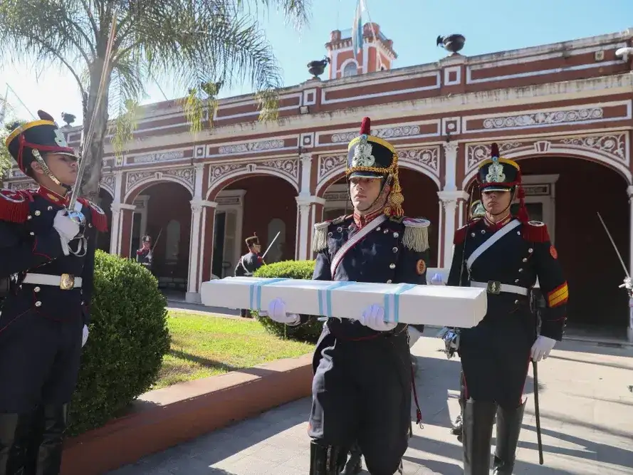 El traslado del sable, que tendrá como destino final el Regimiento de Granaderos a Caballo, comenzó a las 10 de este sábado.
