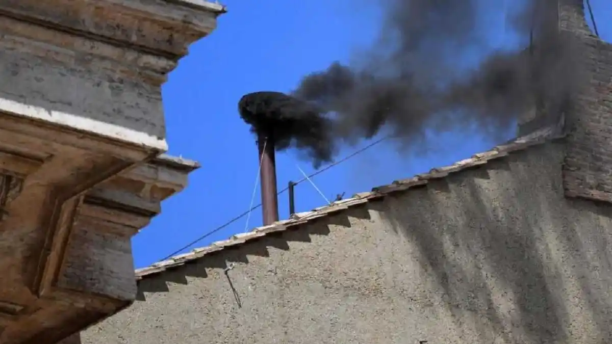 Segunda FUMATA NEGRA: el sucesor del papa Francisco se hace esperar
